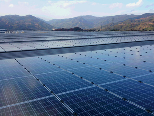 佐賀工場屋上に設置した太陽光発電パネル